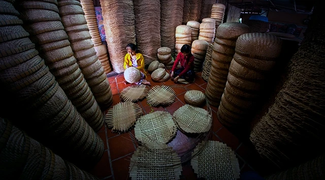 Bên cạnh vấn đề mưu sinh, nghề đan lát ở xã Long Giang, cù lao Ông Chưởng vẫn được duy trì như một nét đẹp văn hóa. Ảnh: LÊ NGHĨA