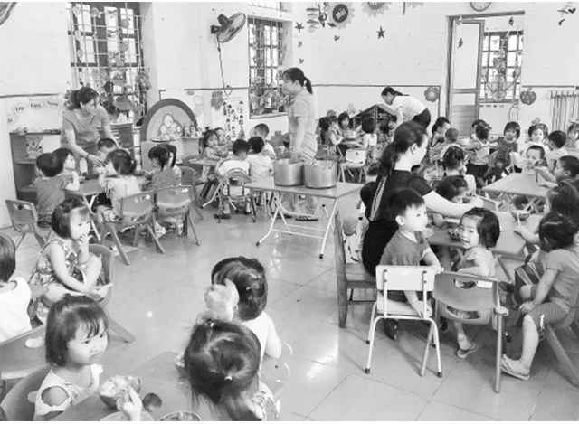 Giờ ăn của các bé tại Trường mầm non Vân Giang (TP Ninh Bình, Ninh Bình).