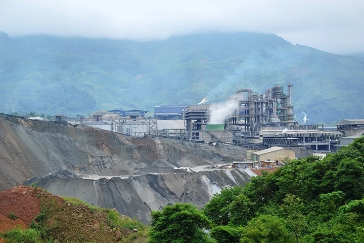 Chất thải rắn để cao như núi, vi phạm quy định về môi trường ở Nhà máy Hóa chất Đức Giang - Lào Cai.