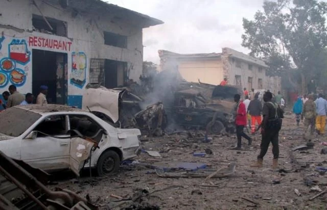 Hiện trường vụ đánh bom tại cổng khách sạn Nasahablod Two, thủ đô Mogadishu, Somalia, ngày 28-10. (Ảnh: Reuters)