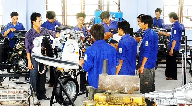 Giờ học thực hành sửa động cơ ô-tô tại Trường cao đẳng nghề Quảng Bình.