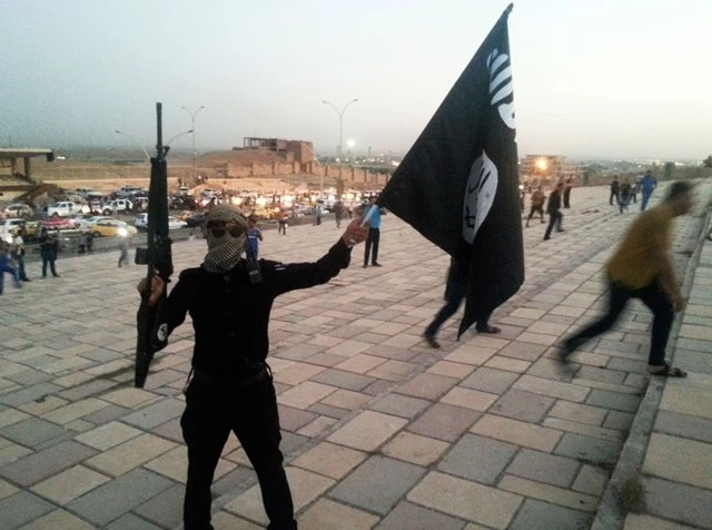 Một tay súng IS tại Mosul, Iraq, năm 2014. (Ảnh: Reuters)