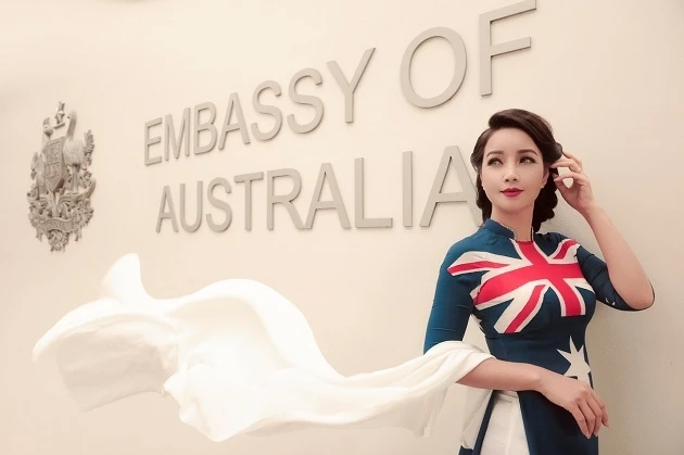 Diễn viên Mai Thu Huyền ấn tượng với thiết kế áo dài in quốc kỳ Australia của nhà thiết kế Đỗ Trịnh Hoài Nam.
