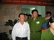 Ông Lê Văn Hoành đang được dẫn giải ra khỏi cơ quan đưa về nhà riêng để khám xét.
