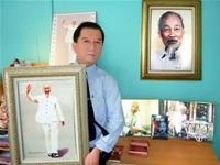 Anh Quí và những bức chân dung Bác Hồ ở nhà mình.