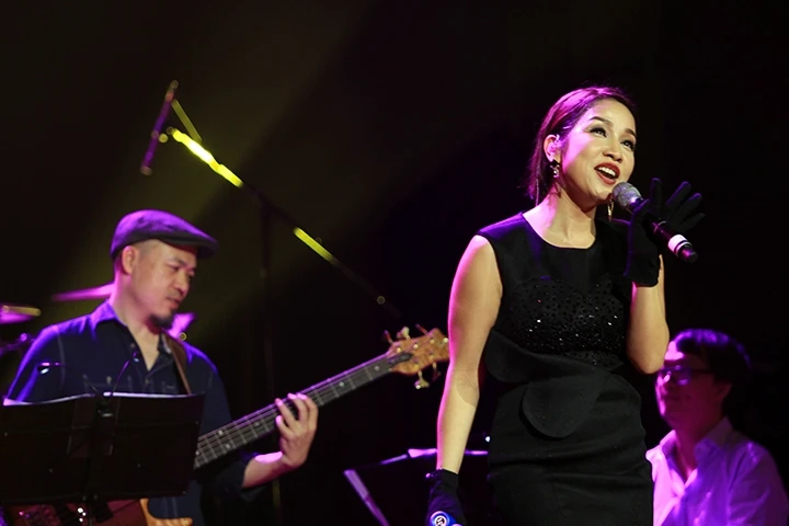 Hà Nội đêm trở gió qua phần biểu diễn của ca sĩ Mỹ Linh đã giành được sự yêu mến của công chúng yêu nhạc. Ảnh: MẠNH HÀ
