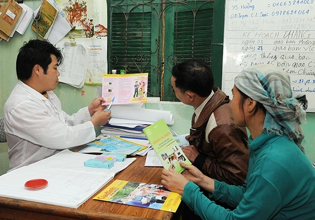 Cán bộ Trạm y tế xã Nậm Sài, huyện Sa Pa (Lào Cai) tuyên truyền công tác dân số, kế hoạch hóa gia đình cho người dân địa phương. Ảnh: QUANG MINH