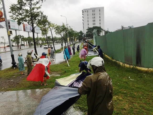 Cán bộ, nhân dân phường An Hải Bắc cùng ra quân dọn dẹp đường phố sau bão số 12.