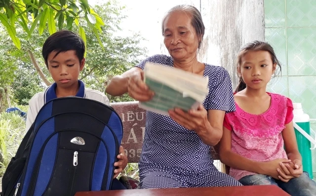 Mẹ ông Nguyễn Văn Đức và hai đứa cháu mồ côi tại nhà riêng. 
