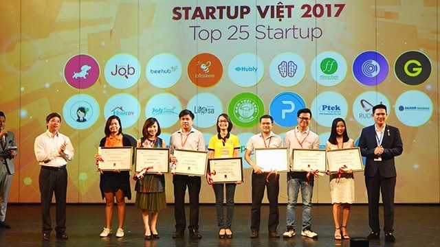 Nguyễn Thị Liên (thứ hai, trái sang), trong lễ vinh danh top 25 Startup Việt 2017.