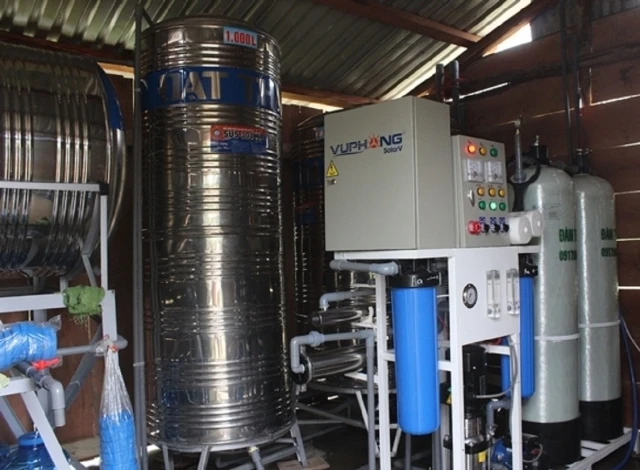 Thiết bị lọc nước sử dụng năng lượng mặt trời được lắp đặt tại thôn Ea Rớt, xã Cư Pui.