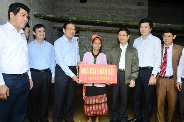 Trao nhà đại đoàn kết cho hộ nghèo Lương Thị Niệm.