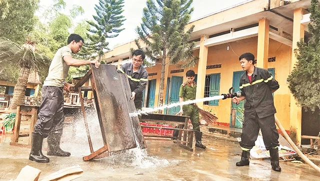 Cán bộ, chiến sĩ Cảnh sát PCCC số 2 (Quảng Ngãi) giúp vệ sinh trường học trên địa bàn. Ảnh: Đông Huyền