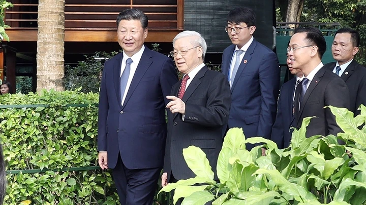 Tổng Bí thư Nguyễn Phú Trọng và Tổng Bí thư, Chủ tịch Trung Quốc Tập Cận Bình thăm Khu di tích Chủ tịch Hồ Chí Minh. Ảnh: TRÍ DŨNG (TTXVN)