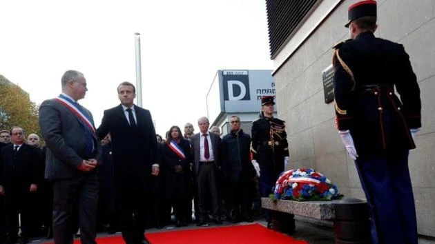Tổng thống Pháp Emmanuel Macron đặt hoa tại địa điểm xảy ra khủng bố gần sân vận động Quốc gia Pháp. (Ảnh: Reuters)