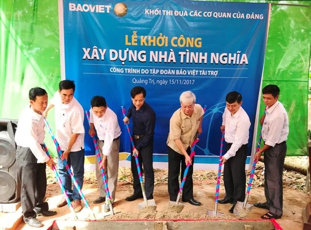 Khởi công xây nhà tình nghĩa cho bà Trần Thị Hiện, con liệt sĩ, ở thôn Nhất Hòa, xã Gio Hòa, huyện Gio Linh (Quảng Trị).