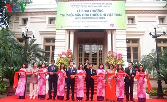Đại diện các vị lãnh đạo, khách mời cắt băng khai trương Thư viện Văn hóa Thiếu nhi Việt Nam. (Ảnh: VOV)