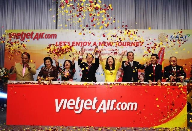 Bà Nguyễn Thanh Hà, Chủ tịch VietJet (thứ ba, trái), ông Nguyễn Hải Bằng, Đại sứ Việt Nam tại Thái-lan (thứ hai, phải) cùng các quan chức cấp cao Thái-lan và các lãnh đạo khác của VietJet công bố đườn
