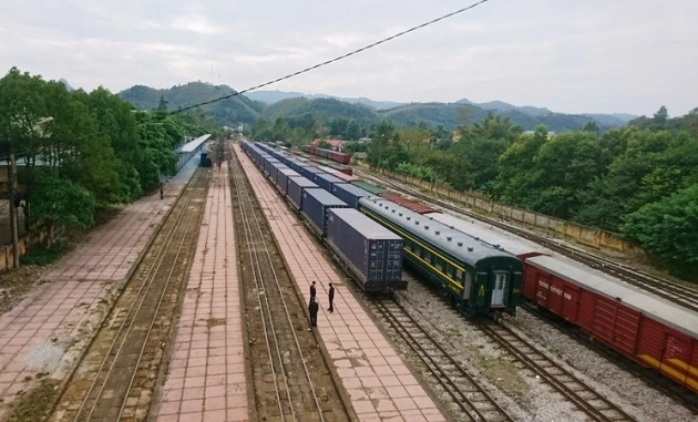 Đón đoàn tàu hỏa chuyên tuyến container Việt Nam – Trung Quốc