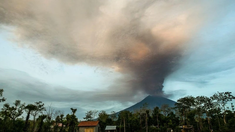 Núi lửa Agung ở Indonesia phun trào trở lại