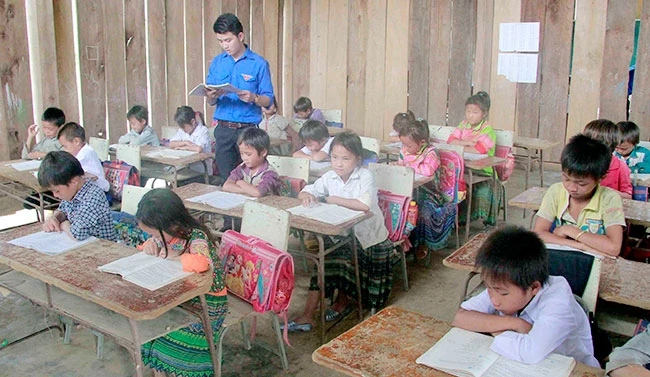 Lớp học tạm bợ giữa rừng ở huyện Đam Rông (Lâm Đồng).