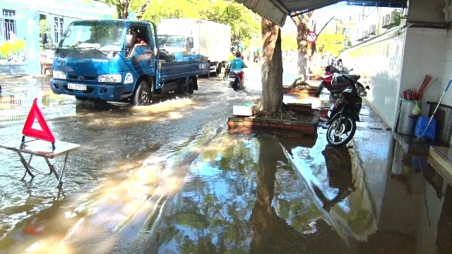 Nhiều tuyến đường tại TP Bạc Liêu bị ngập nặng.