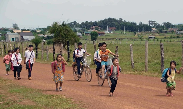 Trẻ em ở một điểm định cư đã ổn định.