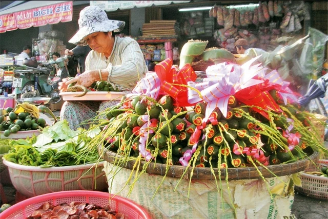 Những buồng cau đã được kết, dán chữ song hỷ phục vụ lễ cưới, hỏi do khách đặt hàng.