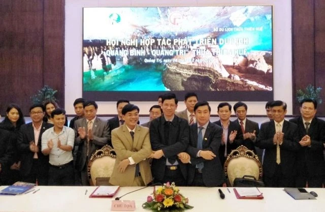 Ký kết hợp tác phát triển du lịch ba tỉnh Quảng Bình, Quảng Trị và Thừa Thiên-Huế.