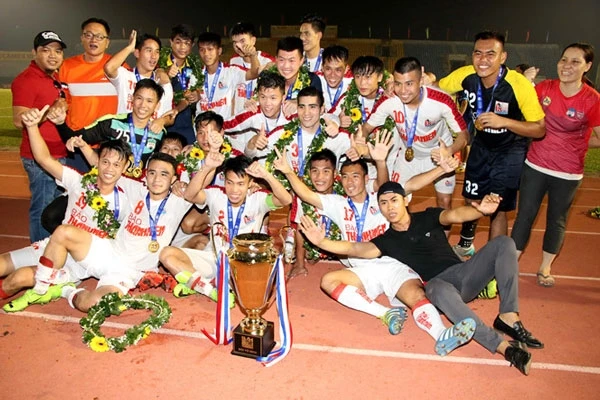 Các cầu thủ Hoàng Anh Gia Lai ăn mừng chức vô địch U21 Quốc gia.