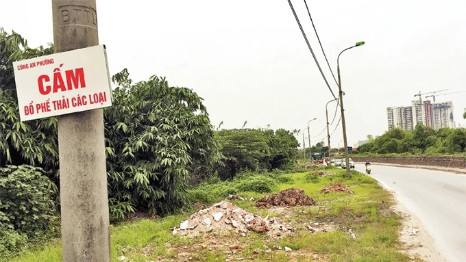 Rác thải, phế liệu xây dựng tràn lan trên đường đê Nguyễn Khoái