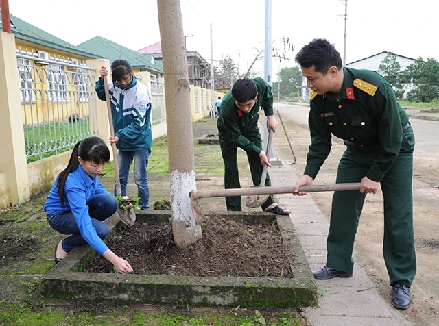 Học sinh Trường THCS Lê Lợi và đoàn viên thanh niên huyện Đầm Hà (Quảng Ninh) tham gia thu dọn vệ sinh môi trường.