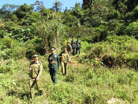 Các chiến sĩ biên phòng Việt Nam và Lào cùng tuần tra biên giới.