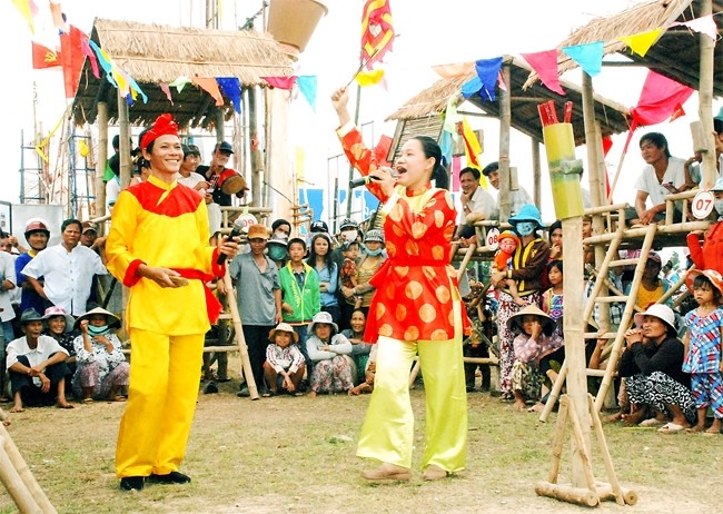 Bài chòi là một sân chơi truyền thống và thú vị của người dân miền trung Việt Nam. Trò chơi này vừa giải trí, vừa giúp tăng cường tinh thần đoàn kết và giao lưu giữa các vùng miền. Hãy cùng khám phá hình ảnh về bài chòi và tìm hiểu thêm về nét đẹp văn hóa của đất trời miền Trung nhé!