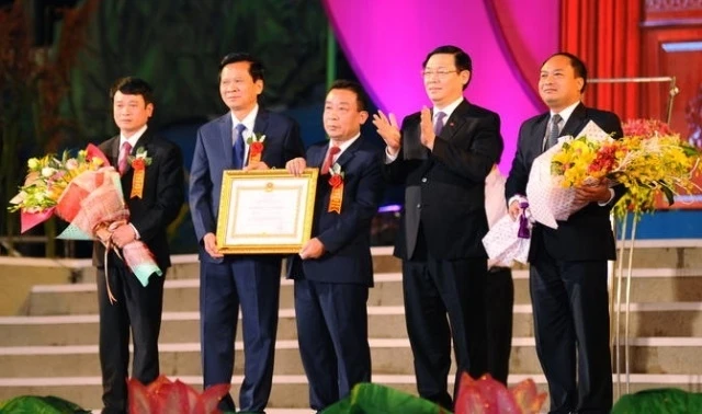 Phó Thủ tướng Vương Đình Huệ trao Huân chương Lao động hạng nhất cho Đảng bộ, nhân dân huyện Yêu Thành.
