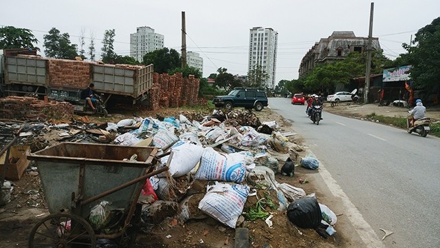 Nhiều bãi rác thải tự phát trên đường phố tiềm ẩn nguy cơ gây dịch bệnh.
