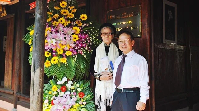 Bà Lan Hinh (bên trái) con gái nhà thơ Trần Tuấn Khải. Nguồn: xhnv.vhu.edu.vn