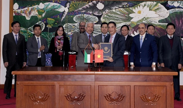 Thứ trưởng Tài chính Trần Xuân Hà và Phó Tổng giám đốc Quỹ Kuwait ký kết hiệp định vay.