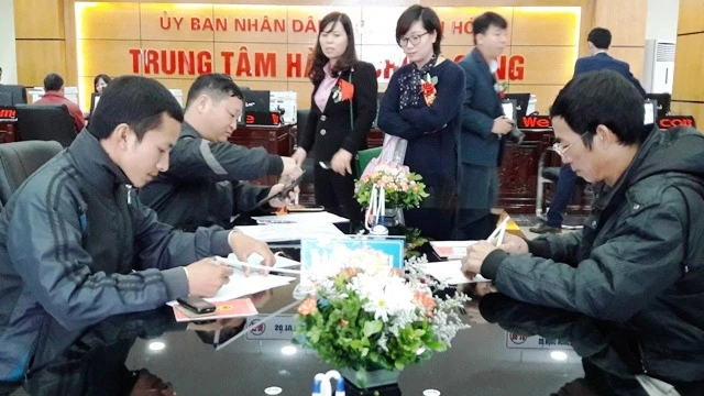 Người dân được hướng dẫn làm thủ tục hành chính tại Trung tâm hành chính công tỉnh Thanh Hóa.