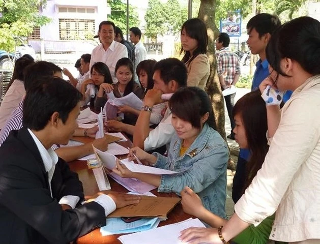 Người lao động tại sàn giao dịch việc làm phiên 23 tại huyện Sơn Tịnh, Quảng Ngãi.
