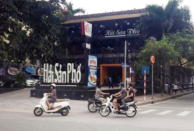 Khu “đất vàng” ở đường Phan Kế Bính (quận Ba Đình, Hà Nội), được giao làm bãi đỗ xe “biến tướng” thành nhà hàng kinh doanh.