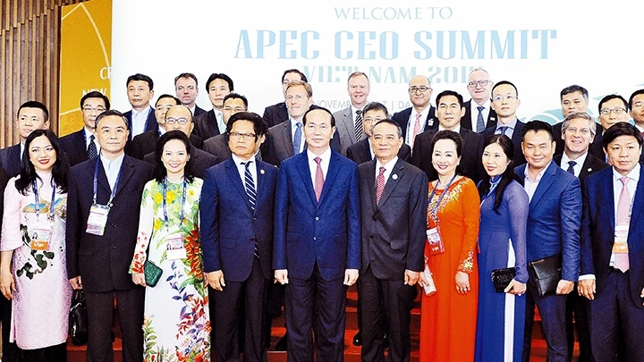 Chủ tịch nước Trần Đại Quang với các đại biểu dự Hội nghị cấp cao Doanh nghiệp APEC tại Trung tâm hội nghị quốc tế Ariyana (Đà Nẵng) ngày 8-11. Ảnh | DUY LINH
