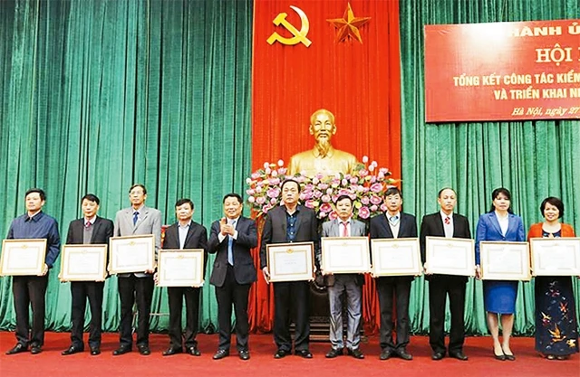 Đại diện Ủy ban Kiểm tra Thành ủy Hà Nội trao bằng khen cho 10 cá nhân có thành tích trong công tác kiểm tra, giám sát năm 2017.