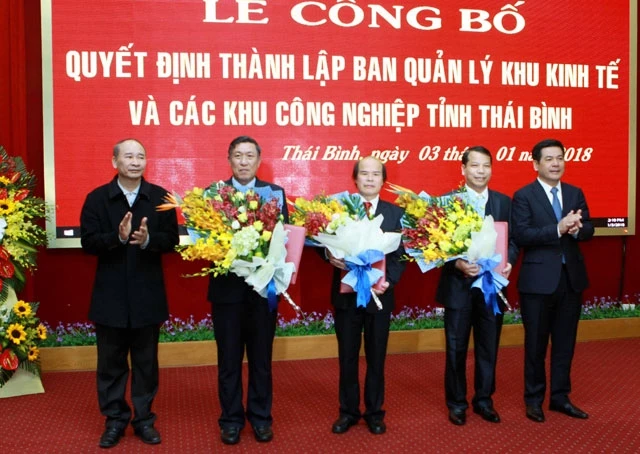 Trao quyết định bổ nhiệm Trưởng ban, Phó Trưởng ban Quản lý Khu kinh tế và các khu công nghiệp tỉnh Thái Bình.