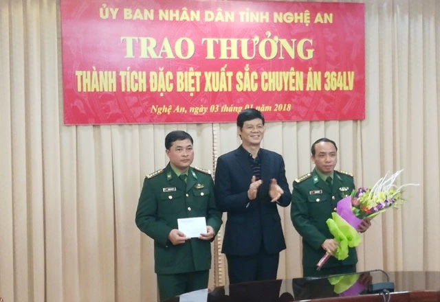 Phó Chủ tịch Thường trực UBND tỉnh Nghệ An Lê Xuân Đại trao 30 triệu đồng tiền thưởng cho Ban chuyên án 364 LV.