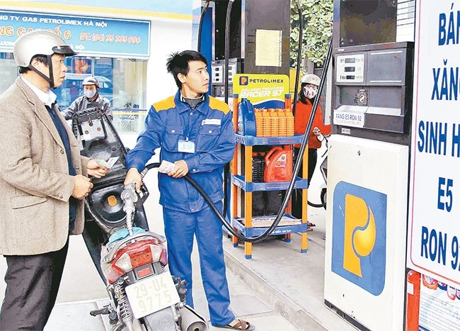 Người tiêu dùng mua xăng E5 tại cây xăng Nam Đồng. Ảnh: LÊ NAM