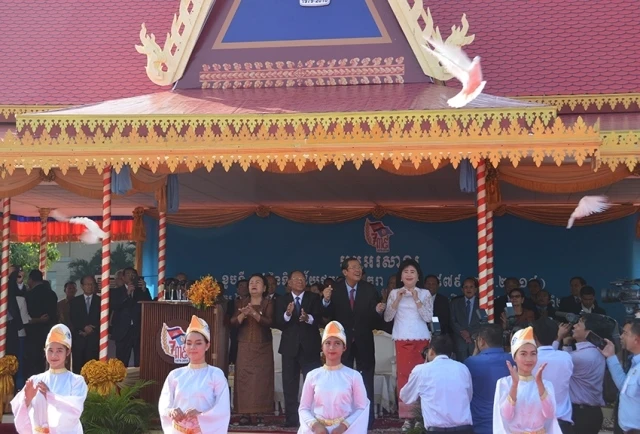 Chủ tịch CPP, Thủ tướng Campuchia Samdech Hun Sen; Chủ tịch danh dự CPP, Chủ tịch Quốc hội Samdech Heng Samrin thả chim hòa bình tại buổi lễ.