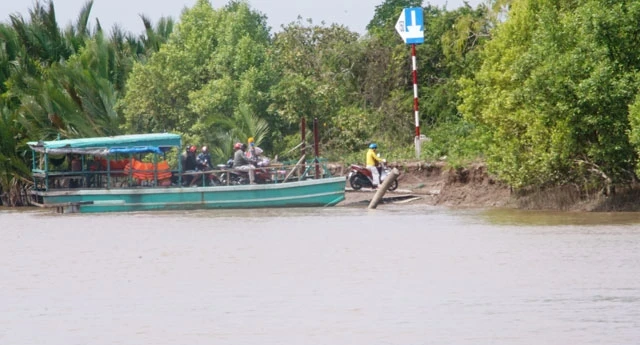 Bến mới do ông Út tự ý mở để đưa rước khách bên phía bờ sông Gành Hào của tỉnh Bạc Liêu.