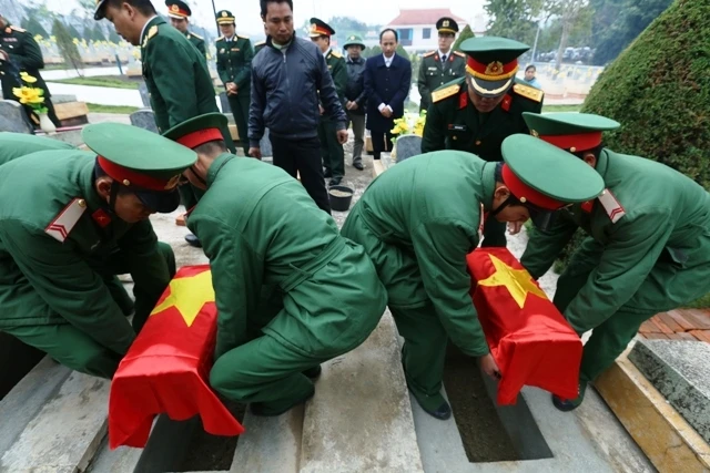 Lễ di quan hài cốt các liệt sĩ tại Nghĩa trang liệt sĩ Tông Khao.