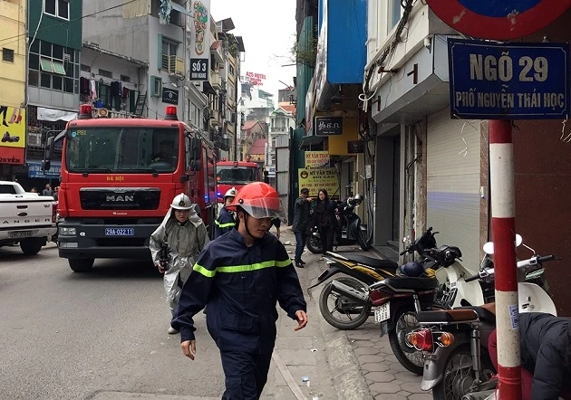 Các chiến sĩ Cảnh sát PCCC tiếp cận hiện trường dập lửa.